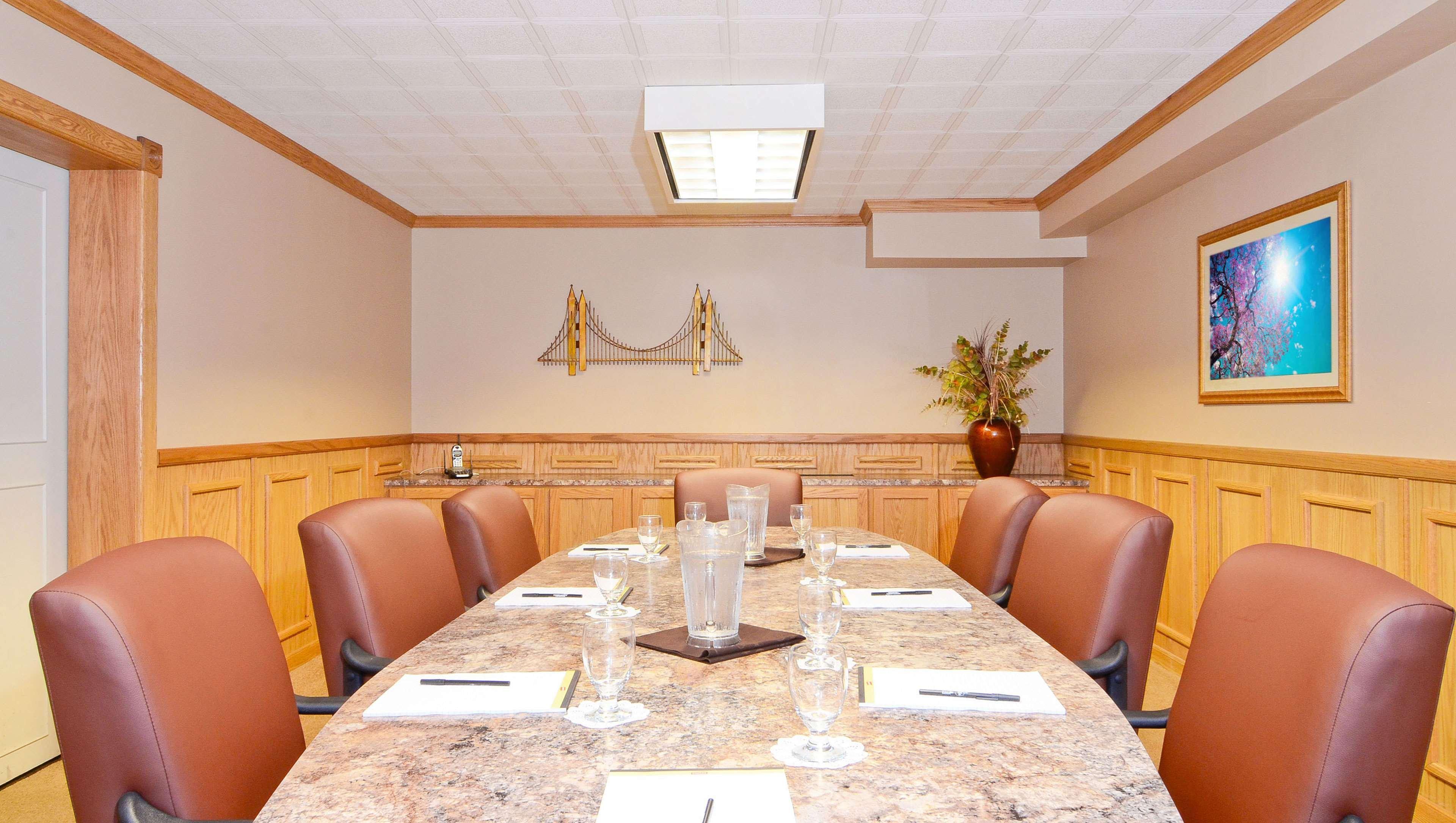 Magnuson Grand Pioneer Inn And Suites Есканаба Бізнес фото