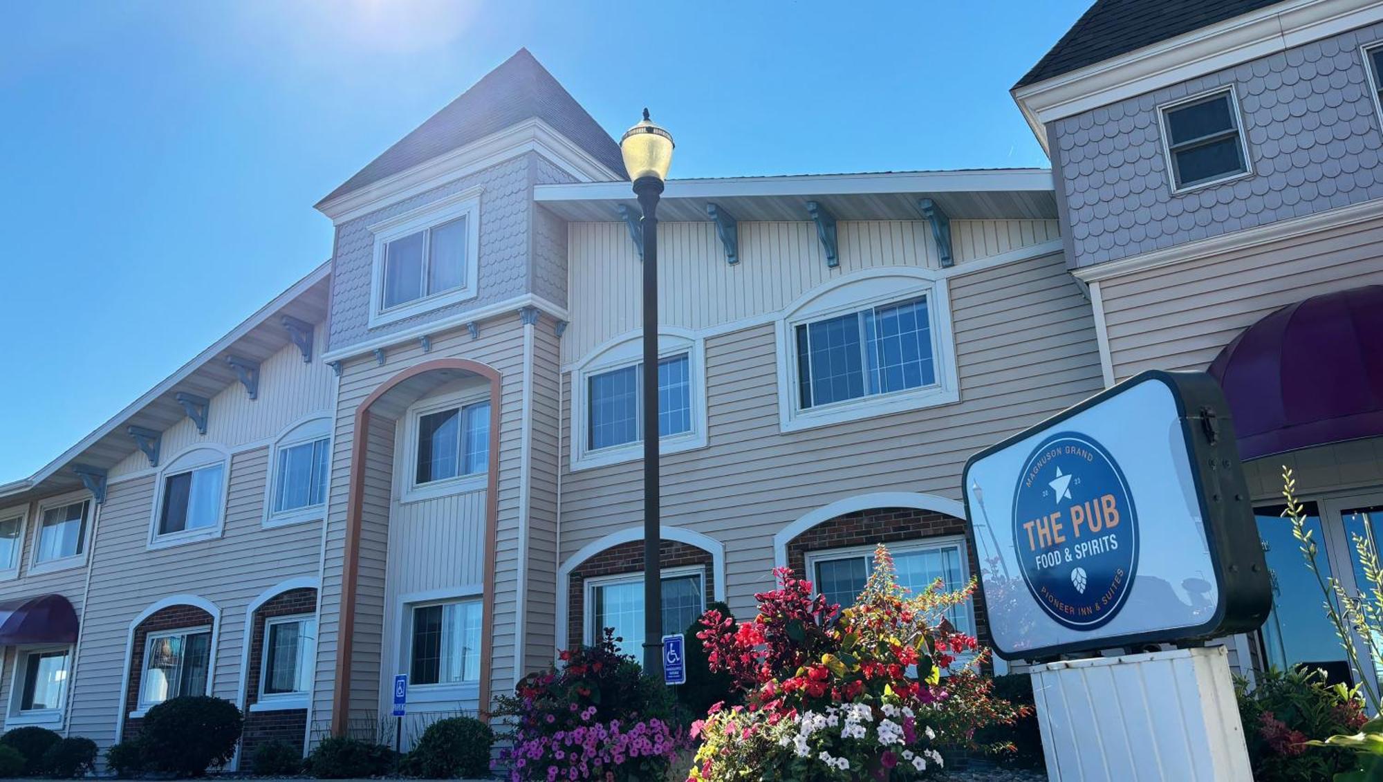 Magnuson Grand Pioneer Inn And Suites Есканаба Екстер'єр фото