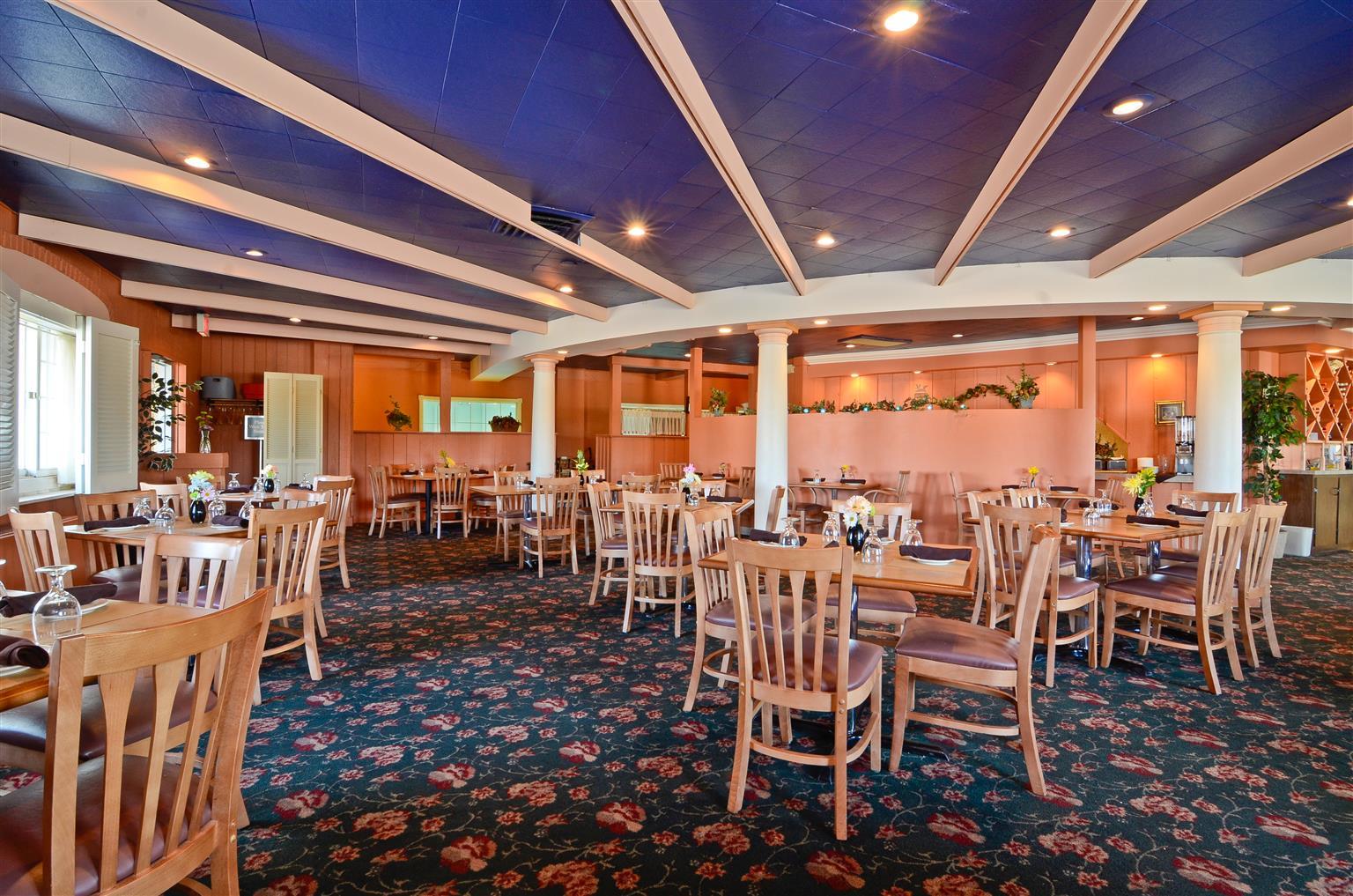 Magnuson Grand Pioneer Inn And Suites Есканаба Ресторан фото